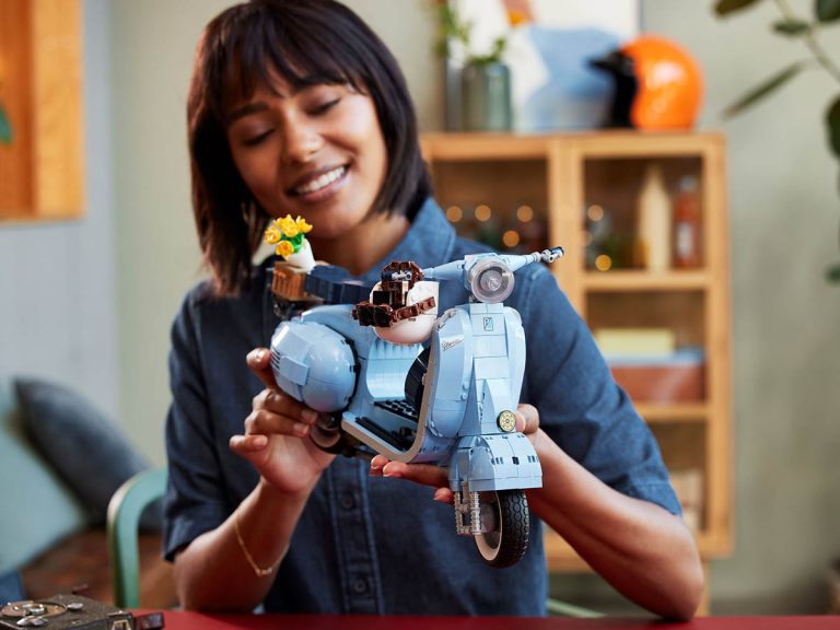 LEGO Icons 10298 - Vespa 125 - Produktbild 02